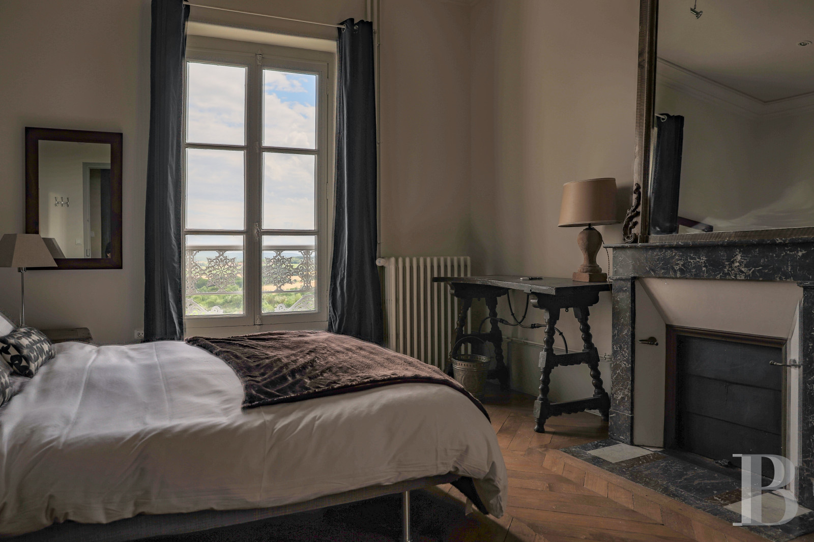 En Bourgogne, non loin de Vézelay, un château en bord de falaise surplombant l’Yonne - photo  n°21